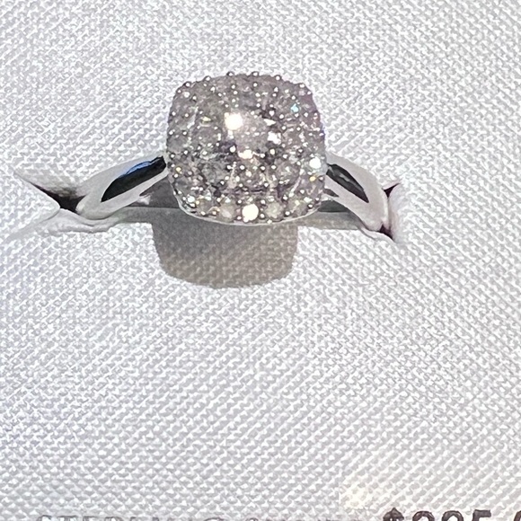 1/4 TCW Diamond Cluster Ring - Picture 2 of 8